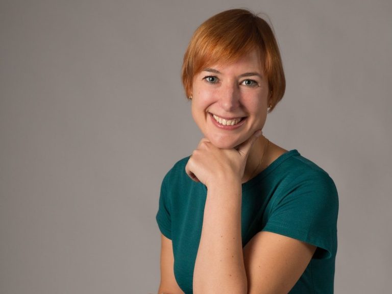 Rebecca Mattsson hälsar välkommen till Sweasifys moderna lärplattform för interaktiva studier.