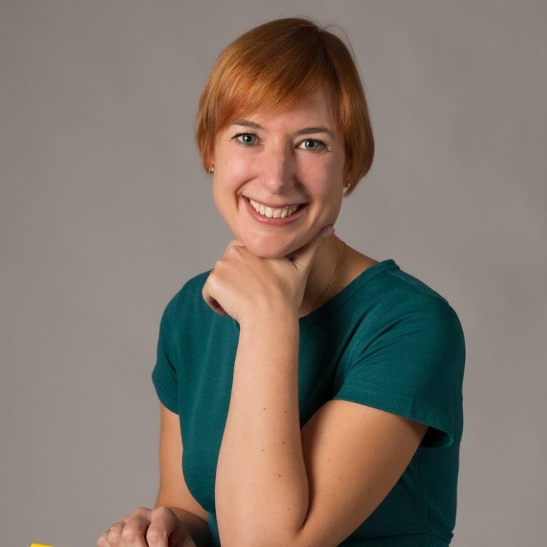 Lerne Schwedisch für den Urlaub mit Rebecca Rebecca Mattsson, staatlich anerkannte Lehrerin bei Sweasify, die dir Schwedisch für den Urlaub auf interaktive Weise beibringt.