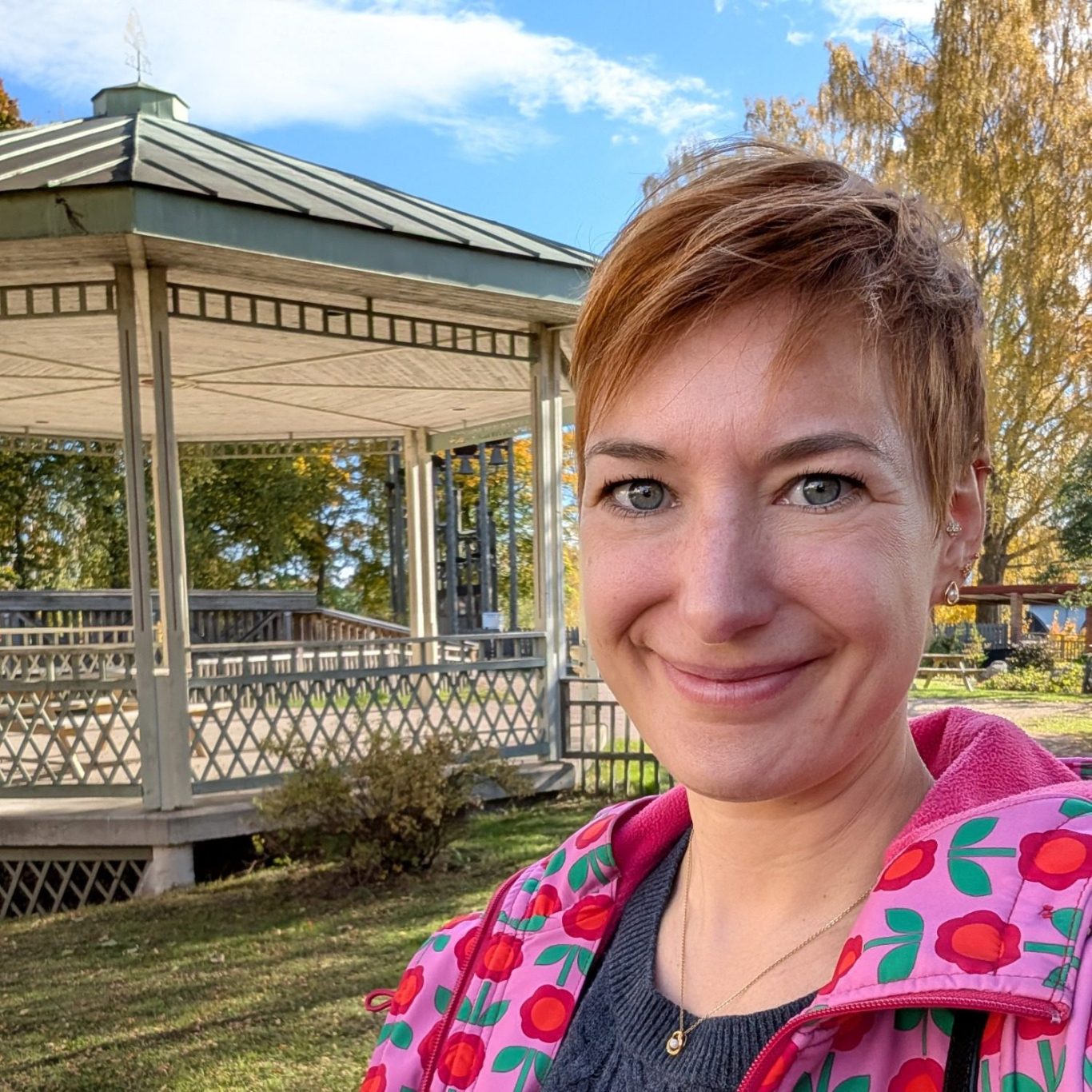 Lär dig språk snabbare med AI Rebecca Mattsson, grundare av Sweasify, ler mot kameran i ett blogginlägg om att använda AI:n för att snabbt lära sig språk.