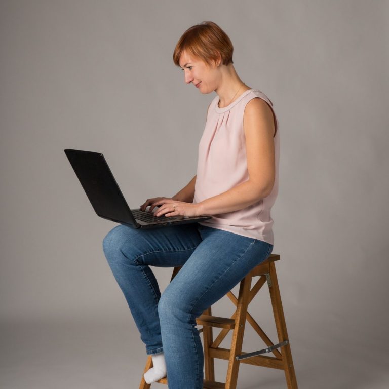 Rebecca använder en laptop för att demonstrera Sweasifys interaktiva och miljövänliga kursmaterial online.
