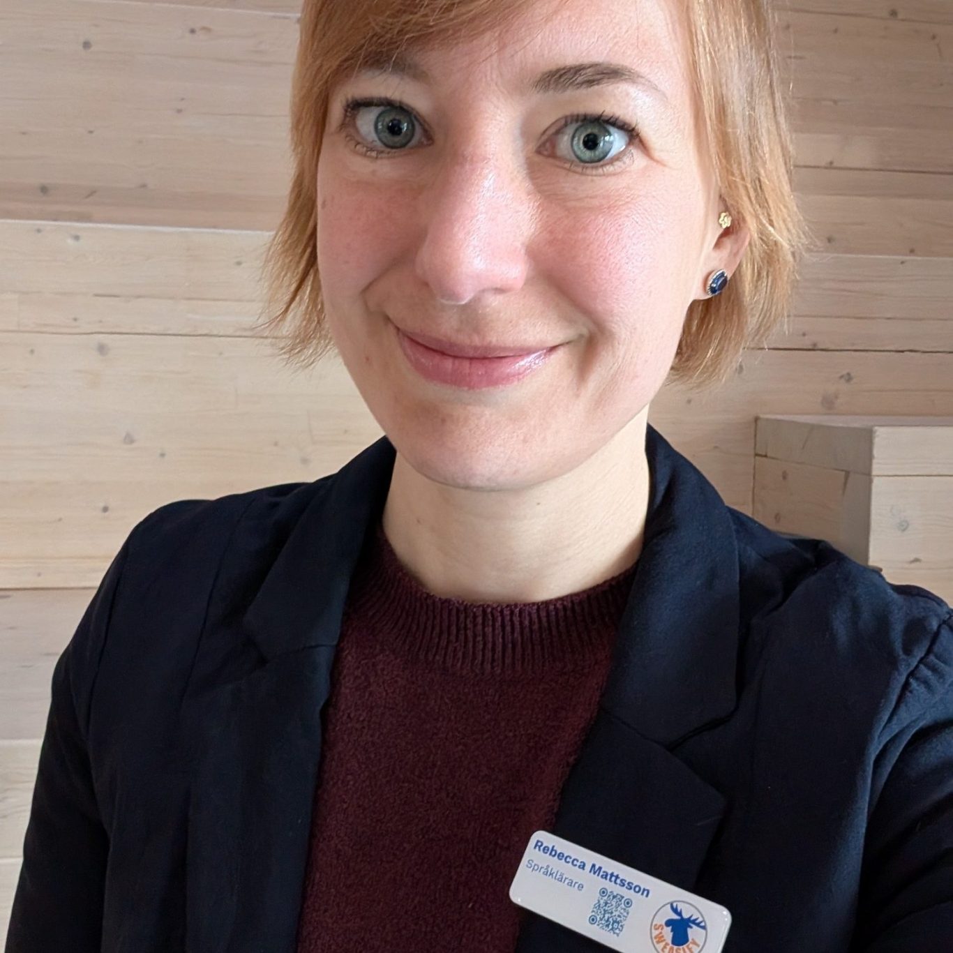 Rebecca Mattsson, grundare av Sweasify, ler mot kameran i ett blogginlägg om att starta eget företag i Sverige.